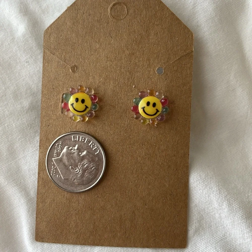 Smiley Flower Stud Earrings‎ - Picture 3 of 5
